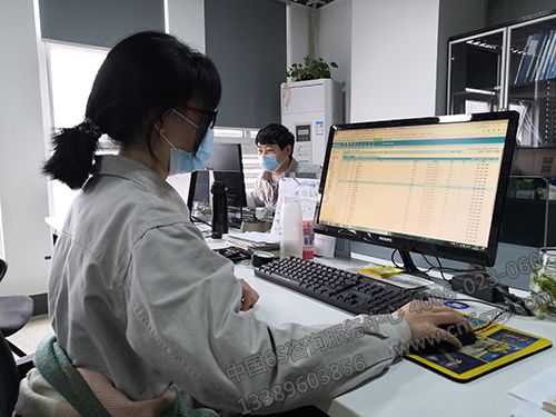 認(rèn)真工作的小姐姐