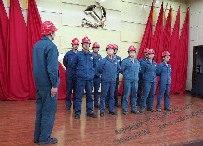 煉鐵廠職工列隊(duì)展示